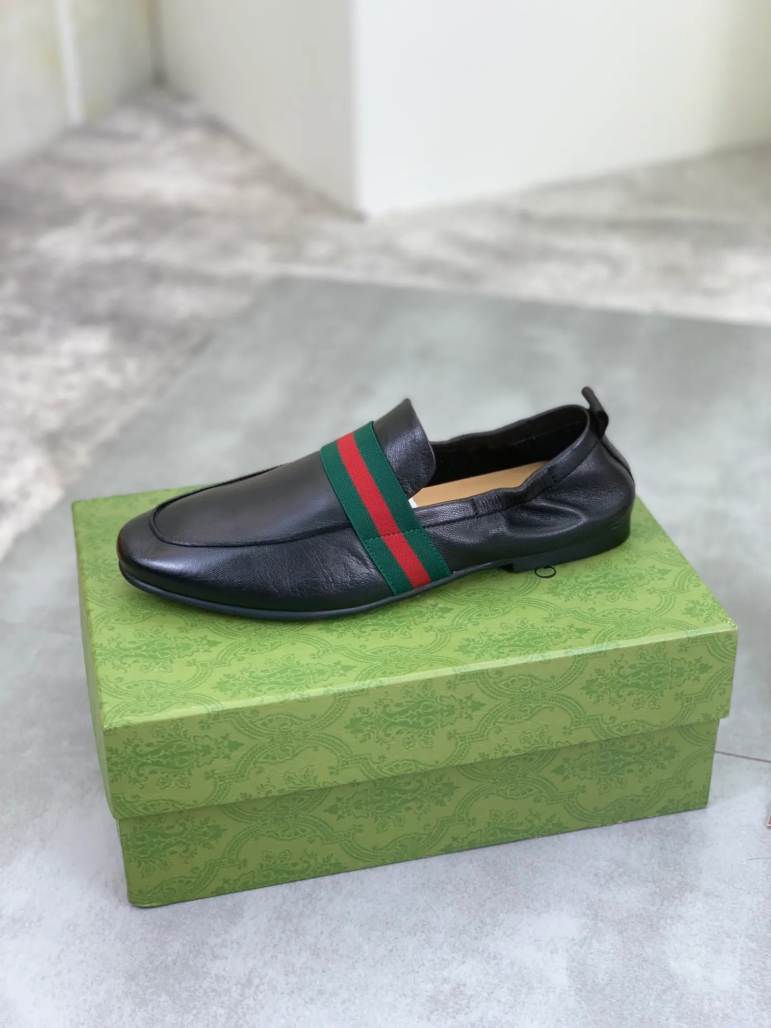 Men's Men's Shoes💰P520💰【New Style】Water-dyed Niuli Gucci's most popular selection of lazy slip-on leather shoes (Gucci) official website latest Gucci lazy leather shoes, hot style 💥 simple and elegant style, exclusive for trendy men. Unique official website latest brand original double G embossing Elements 👑 Original Gucci decoration, fashionable and elegant, fabric original calfskin ✅ fully imported first-layer cowhide lining, official website designated wear-resistant, rubber business outsole, classic model taken at the counter in real life 🎬38-44 black brown optional